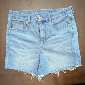 AMERICAN EAGLE Super Hi Rise Shortie Light Wash 12